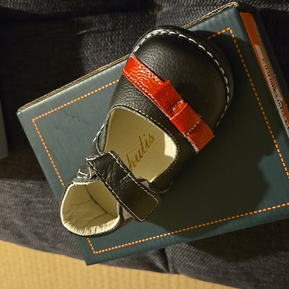 Chulis Nana Leather Mary Janes. Black/Red. Size 3. New In Box.